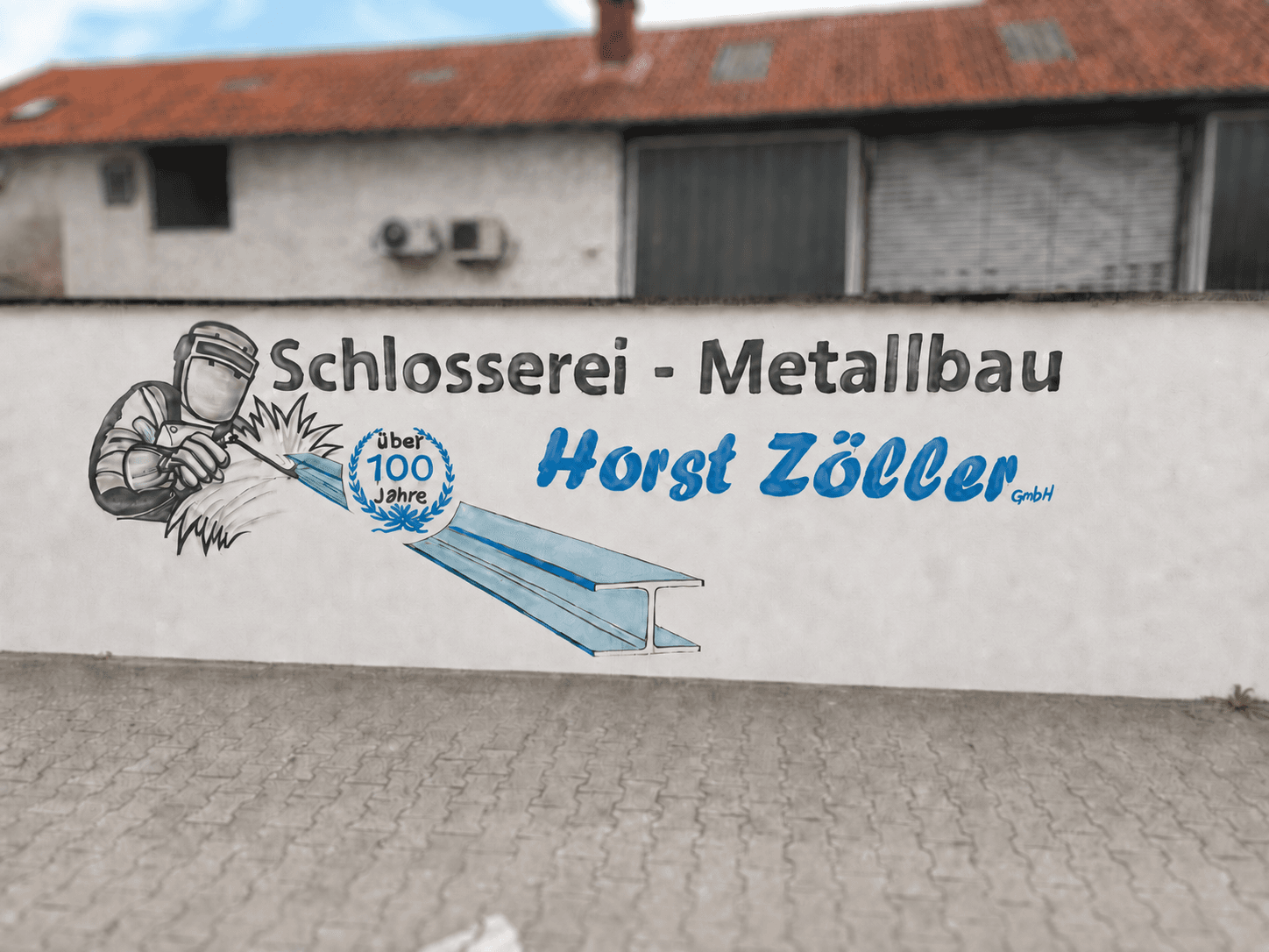 Fassade der Horst Zöller GmbH mit dem Schriftzug Schlosserei - Metallbau